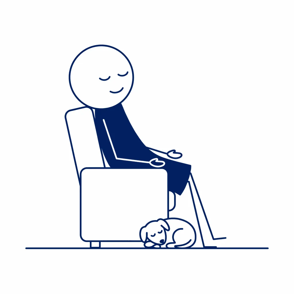 Een vrouw zit in een fauteuil met haar ogen dicht en een zachte glimlach. Haar handen liggen open in haar schoot. Tegen haar voeten ligt een hondje te slapen.