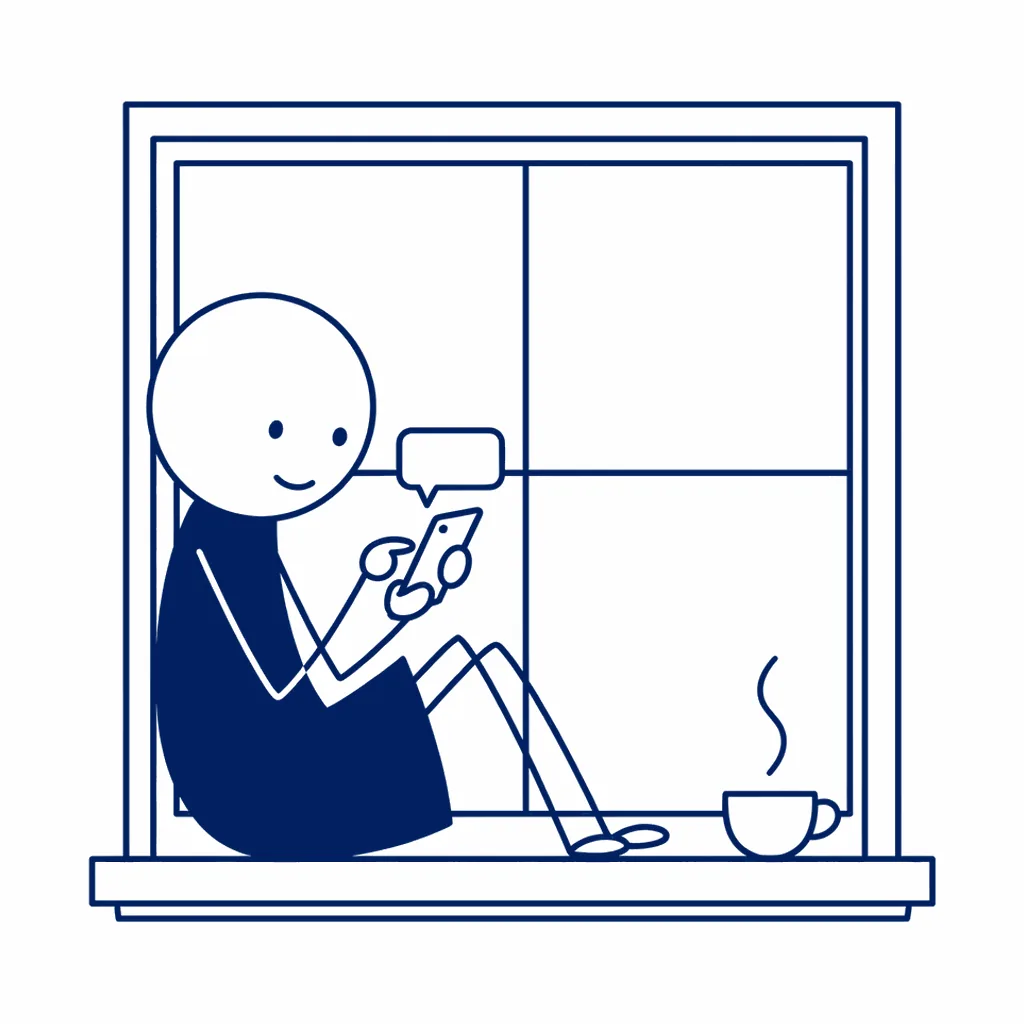 Een vrouw zit met opgetrokken knieën in de vensterbank en kijkt glimlachend naar haar telefoon. Boven het scherm zweeft een leeg tekstballonnetje. Naast haar voeten staat een dampende kop thee.